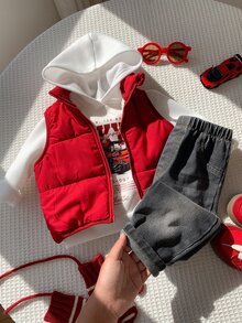 SHEIN 3 قطع ملابس خارجية للأطفال الذكور في الخريف/الشتاء: جاكيت صوفية حمراء بنمط سباق، كنزة رياضية بغطاء رأس أبيض، بنطال جينز أسود، طقم ملابس للأطفال الرضع، طقم جاكيت، طقم الخريف/الشتاء، طقم سباق - متعدد الألوان - مشاهدة 7