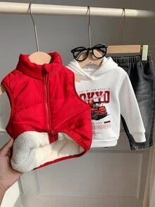 SHEIN 3 قطع ملابس خارجية للأطفال الذكور في الخريف/الشتاء: جاكيت صوفية حمراء بنمط سباق، كنزة رياضية بغطاء رأس أبيض، بنطال جينز أسود، طقم ملابس للأطفال الرضع، طقم جاكيت، طقم الخريف/الشتاء، طقم سباق - متعدد الألوان - مشاهدة 6