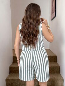 SHEIN LUNE Setelan 2 Potong Modis Atasan Tank Top Bergaris Kancing dan Celana Pendek Saku Ukuran Plus - Hijau - View 2