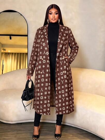 SOLERSUN Gaun Mantel Panjang Wanita Ukuran Plus dengan Motif Huruf di Seluruh Permukaan, Kerah Berlipat, Kancing Logam, Kancing Ganda, Lengan Panjang dengan Tali Manset, Sabuk Pinggang yang Serasi, Gaun Mantel Panjang Kasual Elegan untuk Musim Gugur, Cocok untuk Kerja Sehari-hari, Jalan-jalan, Gaya Klasik Klasik, Bepergian, Kencan, Pakaian Sehari-hari, Modis dan Serbaguna, Nuansa Mewah Ringan dan Premium, Koleksi Terbaru Musim Gugur/Dingin