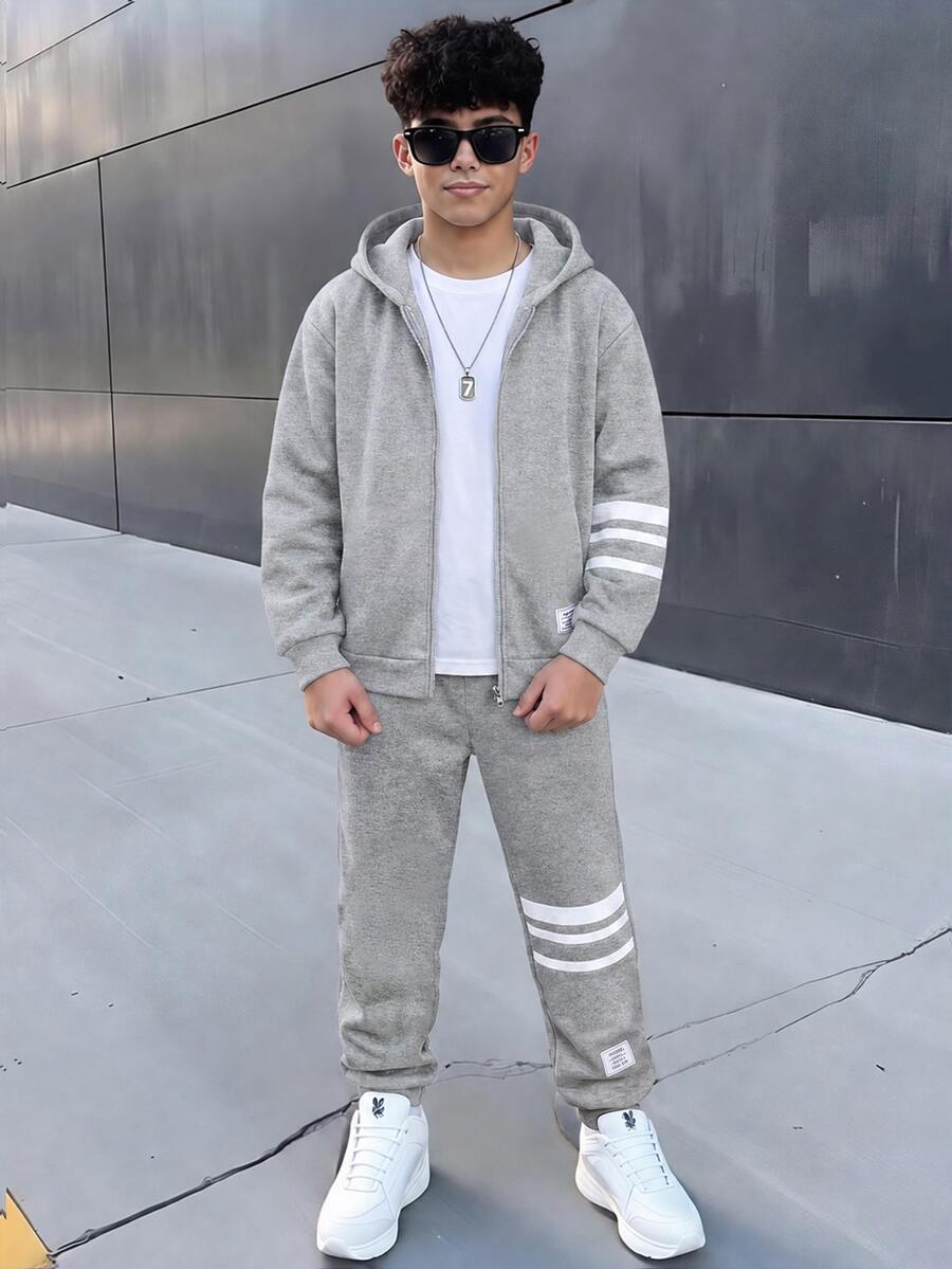 SHEIN 2件組兒童青少年男孩運動休閒日常舒適套裝,黑色裝飾標籤與黑色條紋,灰色寬鬆連帽開襟衛衣與長褲套裝,適合外出、上學、日常運動,秋冬款 - 灰色 - 查看 1