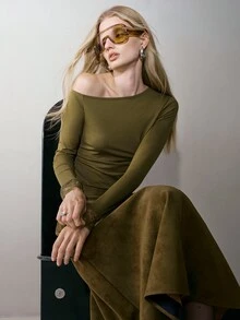 MOTF PREMIUM WOMEN'S SOLID COLOR ASYMMETRICAL NECKLINE CONTRAST LACE CUFF FITTED T-SHIRT - Army Green - View 7