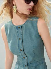 MOTF PREMIUM WOMEN'S SUMMER SINGLE-BREASTED BUTTON-FRONT SLEEVELESS FITTED DENIM DRESS - Medium Wash - View 2
