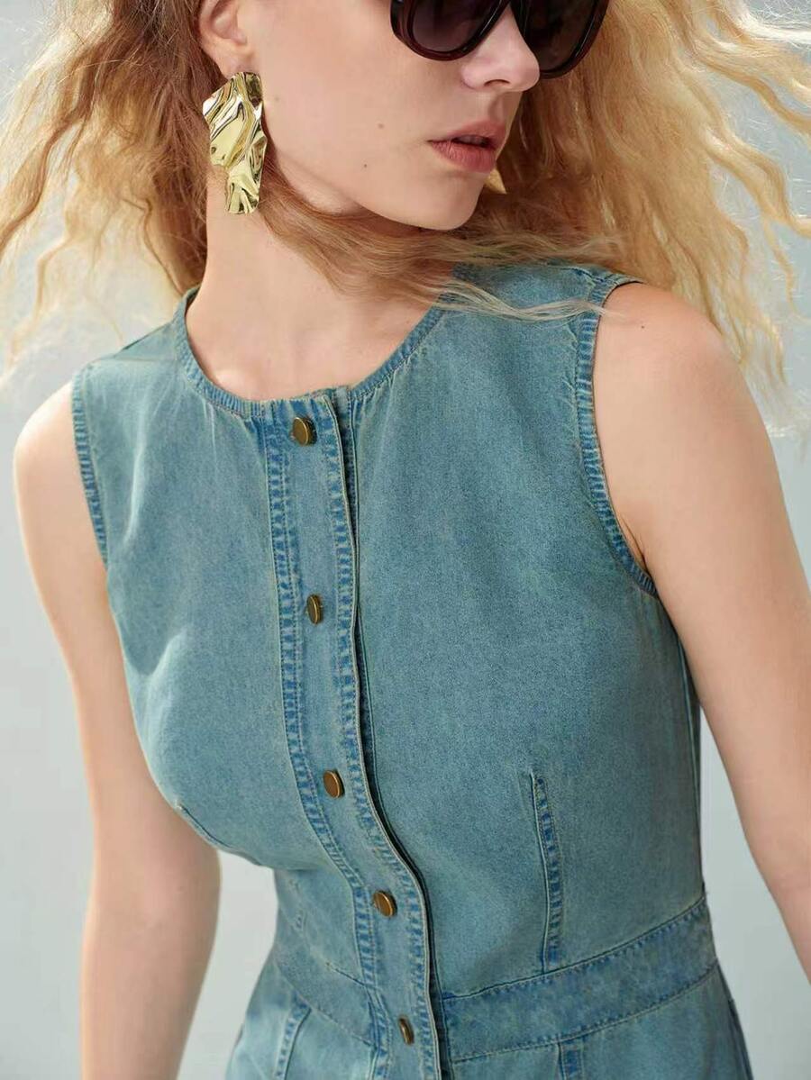 MOTF PREMIUM WOMEN'S SUMMER SINGLE-BREASTED BUTTON-FRONT SLEEVELESS FITTED DENIM DRESS - Medium Wash - View 2