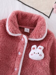 2pcs Set Piyama Bayi Perempuan Nyaman Lembut Warna Pink Polos Berbahan Plush dengan Kerah Lipat dan Kancing Depan, Lengan Panjang, dan Celana, Dilengkapi Hiasan Bulu Putih di Kerah, Manset, dan Bagian Bawah, serta Dekorasi Kelinci 3D di Dada - Baby Pink - View 5