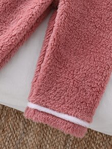 2pcs Set Piyama Bayi Perempuan Nyaman Lembut Warna Pink Polos Berbahan Plush dengan Kerah Lipat dan Kancing Depan, Lengan Panjang, dan Celana, Dilengkapi Hiasan Bulu Putih di Kerah, Manset, dan Bagian Bawah, serta Dekorasi Kelinci 3D di Dada - Baby Pink - View 6