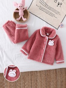 2pcs Set Piyama Bayi Perempuan Nyaman Lembut Warna Pink Polos Berbahan Plush dengan Kerah Lipat dan Kancing Depan, Lengan Panjang, dan Celana, Dilengkapi Hiasan Bulu Putih di Kerah, Manset, dan Bagian Bawah, serta Dekorasi Kelinci 3D di Dada - Baby Pink - View 3