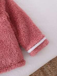 2pcs Set Piyama Bayi Perempuan Nyaman Lembut Warna Pink Polos Berbahan Plush dengan Kerah Lipat dan Kancing Depan, Lengan Panjang, dan Celana, Dilengkapi Hiasan Bulu Putih di Kerah, Manset, dan Bagian Bawah, serta Dekorasi Kelinci 3D di Dada - Baby Pink - View 4
