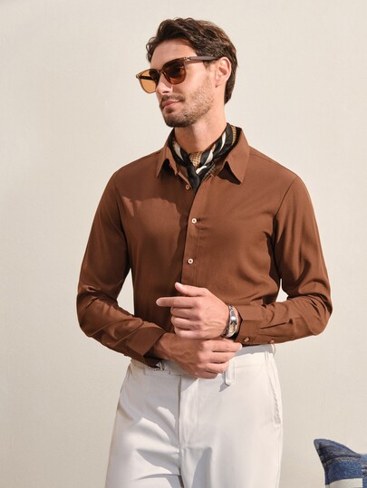 VeloEdit Camisa de manga larga marrón de poliéster con cuello, ajuste regular para trabajo o uso casual, camisa elástica, formal de negocios, ceremonia