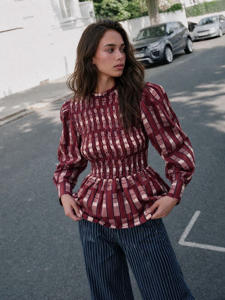 Nöista High-Waisted Ruched Top With Burgundy Geometric Print And Retro Charm. Perfect For Casual Outings And Fall Winter Styling. - Red - View 3