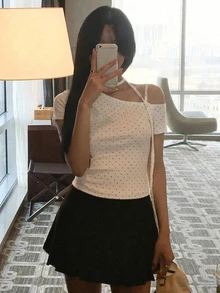 DAZY 女款不對稱肩不對稱領口蝴蝶結肩帶波點布料甜美春雨短袖夏季T恤可愛上衣早午餐穿搭 - 白色 - 查看 5