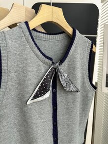 SHEIN Franclia 新款春夏休閒極簡圓領微 Polo 無袖背心，煙灰色啞光鈕扣，密織針織，顯高不顯胖，對比滾邊，圓點與佩斯利拼色，適合辦公通勤，優雅百搭層次穿搭，韓系針織基本款，修身舒適，深色調顯白，清冷氣質，紋理灰黑色，休閒商務中性高級女款針織上衣 - 灰色 - 查看 7