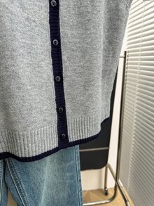 SHEIN Franclia 新款春夏休閒極簡圓領微 Polo 無袖背心，煙灰色啞光鈕扣，密織針織，顯高不顯胖，對比滾邊，圓點與佩斯利拼色，適合辦公通勤，優雅百搭層次穿搭，韓系針織基本款，修身舒適，深色調顯白，清冷氣質，紋理灰黑色，休閒商務中性高級女款針織上衣 - 灰色 - 查看 6