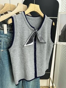 SHEIN Franclia 新款春夏休閒極簡圓領微 Polo 無袖背心，煙灰色啞光鈕扣，密織針織，顯高不顯胖，對比滾邊，圓點與佩斯利拼色，適合辦公通勤，優雅百搭層次穿搭，韓系針織基本款，修身舒適，深色調顯白，清冷氣質，紋理灰黑色，休閒商務中性高級女款針織上衣 - 灰色 - 查看 9
