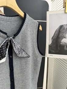 SHEIN Franclia 新款春夏休閒極簡圓領微 Polo 無袖背心，煙灰色啞光鈕扣，密織針織，顯高不顯胖，對比滾邊，圓點與佩斯利拼色，適合辦公通勤，優雅百搭層次穿搭，韓系針織基本款，修身舒適，深色調顯白，清冷氣質，紋理灰黑色，休閒商務中性高級女款針織上衣 - 灰色 - 查看 8