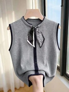 SHEIN Franclia 新款春夏休閒極簡圓領微 Polo 無袖背心，煙灰色啞光鈕扣，密織針織，顯高不顯胖，對比滾邊，圓點與佩斯利拼色，適合辦公通勤，優雅百搭層次穿搭，韓系針織基本款，修身舒適，深色調顯白，清冷氣質，紋理灰黑色，休閒商務中性高級女款針織上衣 - 灰色 - 查看 2