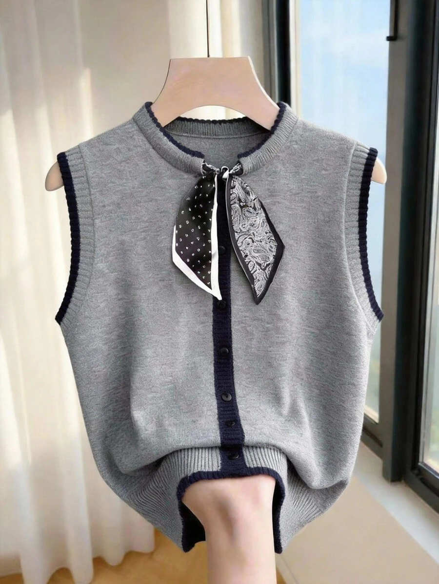 SHEIN Franclia 新款春夏休閒極簡圓領微 Polo 無袖背心，煙灰色啞光鈕扣，密織針織，顯高不顯胖，對比滾邊，圓點與佩斯利拼色，適合辦公通勤，優雅百搭層次穿搭，韓系針織基本款，修身舒適，深色調顯白，清冷氣質，紋理灰黑色，休閒商務中性高級女款針織上衣