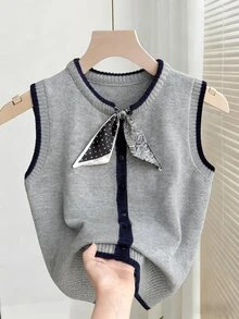 SHEIN Franclia 新款春夏休閒極簡圓領微 Polo 無袖背心，煙灰色啞光鈕扣，密織針織，顯高不顯胖，對比滾邊，圓點與佩斯利拼色，適合辦公通勤，優雅百搭層次穿搭，韓系針織基本款，修身舒適，深色調顯白，清冷氣質，紋理灰黑色，休閒商務中性高級女款針織上衣 - 灰色 - 查看 4
