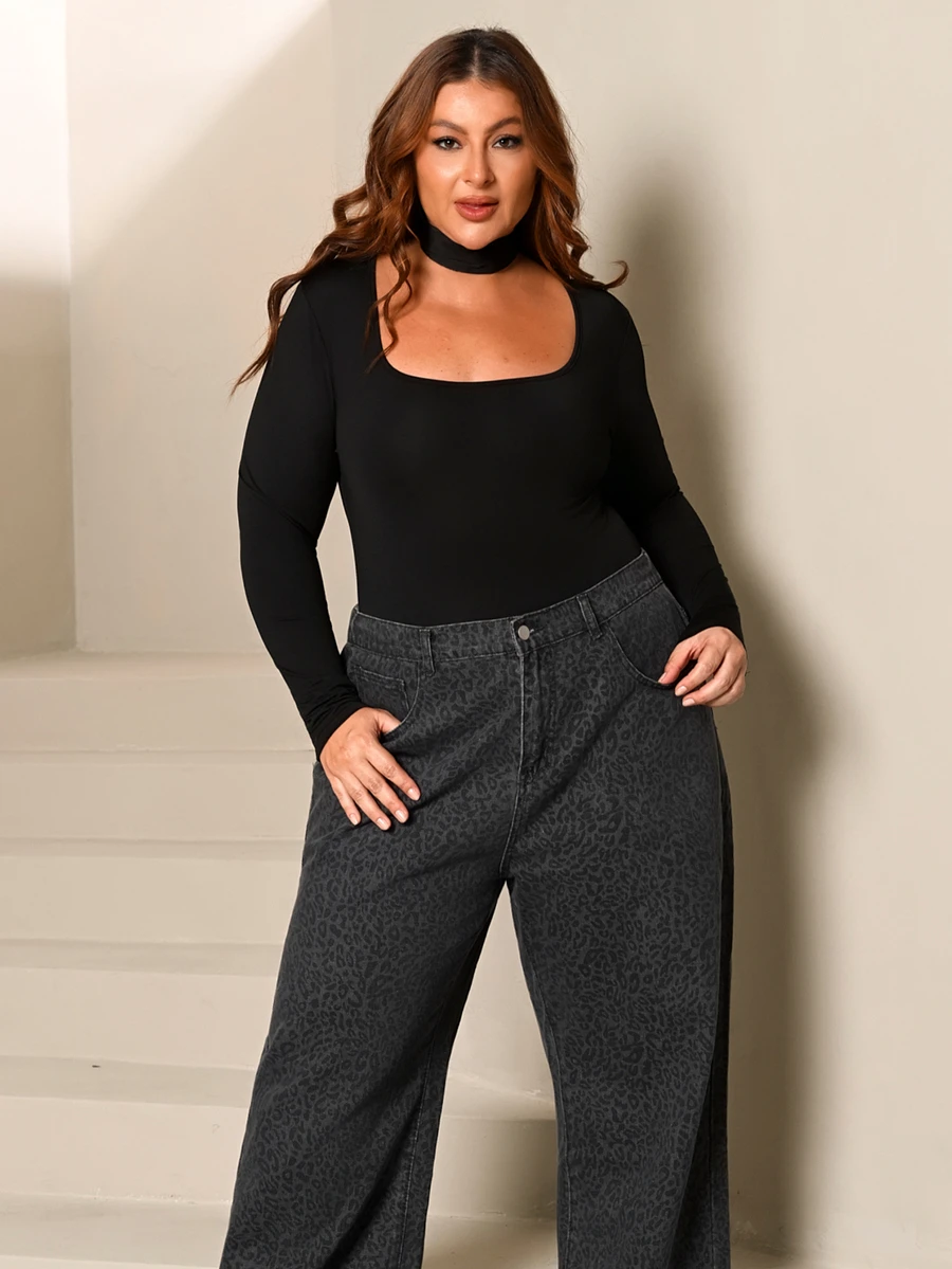 Lele Munniz Plus Size Solid Scoop Neck Bodysuit
