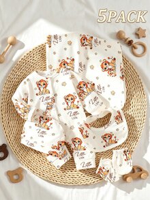 SHEIN 新生兒嬰兒5件套：連身衣+帽子+手套+圍兜+包巾，四季穿著，小獅子圖案長袖連身衣，前扣鈕扣設計，穿脫方便，可愛休閒風，柔軟面料，適合滿月禮物、出生賀禮禮盒組，嬰兒中性服飾 - 白色 - 查看 4