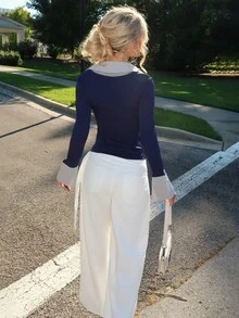 Sydney Algeri 蓝色条纹印花撞色女士简约V领Polo衫，弹力打底修身款，适合休闲、俱乐部、商务休闲、音乐会、办公室、老钱风、修身日常、性感派对、街头度假、旅行、约会等场合，春夏秋冬新款长袖喇叭袖T恤 - 寶藍色 - 查看 2