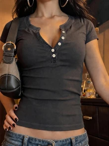 IslaSuriya 女款純色深灰色鈕扣短袖休閒短版T恤 - 深灰色 - 查看 6