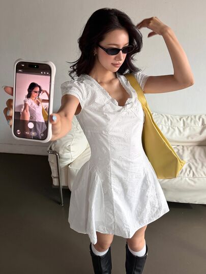 K-Vae Sexy Cute French Romantic V-Neck Lace Trim Twisted Hollow Waist Mini White Floral Dress Summer Date Brunch Vacation Picnic Dinner
