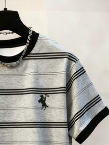 Manfinity Dauomo Men's Round Neck T-Shirt With Striped Print, Black Horse Embroidery, Comfortable Casual Tee - Multicolor - View 5