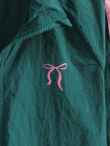 SHEIN 女童休閒百搭極簡夾克褲套裝，胸前白色字母圖案刺繡，袖口與褲側飾白色緞帶蝴蝶結，彈性袖口與下擺，適合秋冬戶外散步、購物、通勤、旅行，可搭配T恤與長袖上衣 - 綠色 - 查看 5