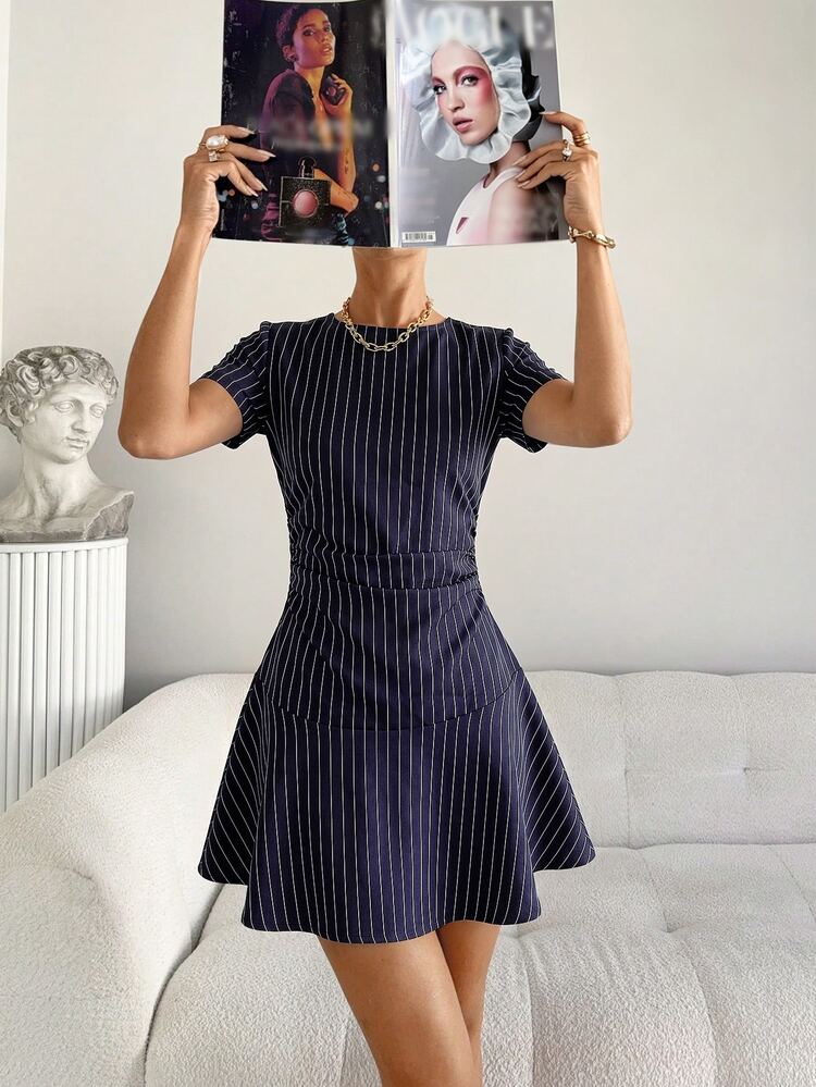 Siren Gaze 優雅時尚條紋洋裝 海軍藍圓領短袖迷你洋裝 修身A字版型 夏冬穿搭 通勤網紅風 派對穿搭 - 藏蓝色 - 查看 5