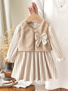 SHEIN Vintaside Kids 2件組幼女洋裝與背心套裝，甜美優雅卡其米色蝴蝶結毛絨羊羔絨羅紋荷葉邊長袖，生日派對冬季公主風保暖禮物 - 卡其色 - 查看 4