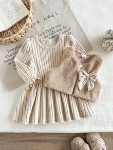 SHEIN Vintaside Kids 2件組幼女洋裝與背心套裝，甜美優雅卡其米色蝴蝶結毛絨羊羔絨羅紋荷葉邊長袖，生日派對冬季公主風保暖禮物 - 卡其色 - 查看 5