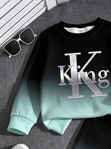 1套男嬰KING印花長袖圓領衛衣與長褲套裝，春秋新款，酷帥時尚整體設計，時尚百搭，展現孩子活力，漸層紮染面料搭配獨家字母皇冠圖案，帥氣有氣場，適合夏季/春季/秋季，適用於外出、假期與禮物 - 彩色 - 查看 6