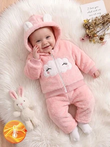 SHEIN Vintaside Kids 女嬰秋冬粉色法蘭絨抓絨內裡柔軟可愛卡通雲朵圖案刺繡休閒寬鬆3D耳朵連帽外套與長褲2件套，適合日常外出、休閒時光、慵懶日子、節日派對等多種場合 - 粉色 - 查看 10