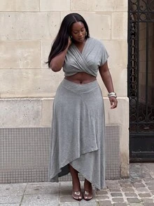 Slaydiva Setelan 2 Potong Ukuran Plus, Atasan Crop Model Lilit Abu-abu & Rok Maxi Asimetris, Paduan yang Lembut dan Menonjol untuk Tubuh Berlekuk - Grey - View 7