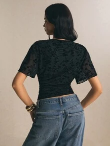 Poéselle 女款植絨花卉壓褶短袖修身T恤 - 黑色 - 查看 3