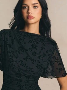 Poéselle 女款植絨花卉壓褶短袖修身T恤 - 黑色 - 查看 4
