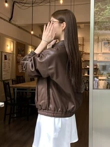 DAZY 女款深棕色純色寬鬆翻領長袖休閒街頭風 PU 皮夾克，適合秋季校園與日常穿搭 - 棕色 - 查看 9
