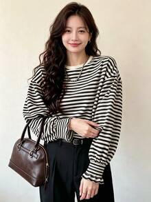 INAWLY Sweatshirt dengan Motif Garis-Garis dan Bahu Longgar - Hitam dan Putih - View 1