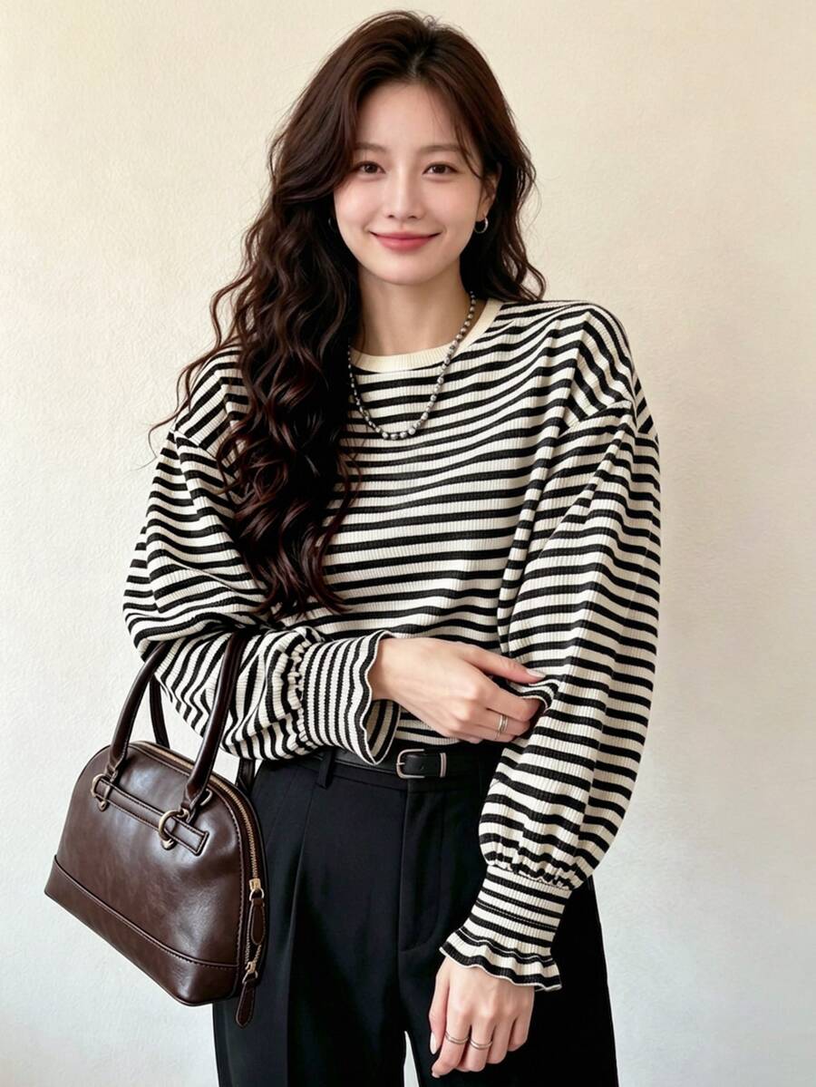 INAWLY Sweatshirt dengan Motif Garis-Garis dan Bahu Longgar - Hitam dan Putih - View 1