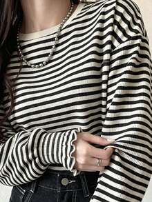 INAWLY Sweatshirt dengan Motif Garis-Garis dan Bahu Longgar - Hitam dan Putih - View 4