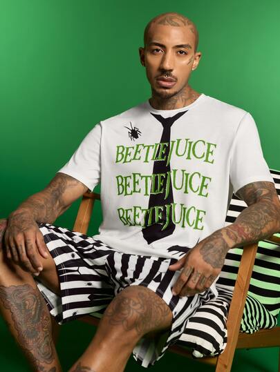 Beetlejuice X SHEIN طقم ملابس منزلية للرجال مكون من ملابس علوية قصير الأكمام بطبعة نمط ربطة عنق مع حروف وشورت مخطط