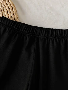 女童黑白條紋長袖兩件套，荷葉袖荷碼上衣搭配簡約黑色內搭褲，紋理鏤空面料配精緻蝴蝶結裝飾，寬鬆裙擺剪裁，休閒甜美，適合日常穿著與戶外活動，清新復古少女套裝 - 黑與白 - 查看 12