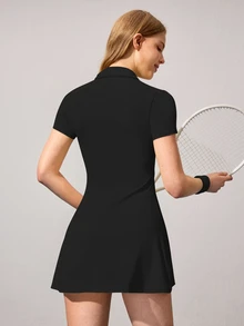 SHEIN Rhythm Era 大尺碼女款黑色 Polo 領短袖運動洋裝，附高腰腰帶與手機口袋，2 件組運動夏季中尺碼網球短褲套裝，高爾夫球風 - 黑色 - 查看 2