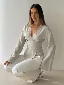 Aloruh 咖啡棕深棕色V領蕾絲拼接襯衫，通勤簡約顯腰身，初秋穿搭 - 杏色 - 查看 5
