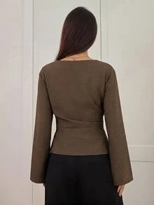 Aloruh 女款秋冬新款極簡時尚通勤收腰百褶顯瘦不對稱下擺長袖喇叭袖V領套頭上衣 - 摩卡棕 - 查看 2