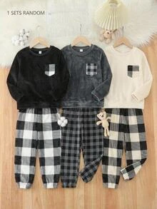 SHEIN 2件組兒童青少年男孩休閒柔軟寬鬆日常百搭黑白格紋法蘭絨圓領套頭長袖上衣 秋冬居家服/校服 - 黑與白 - 查看 1