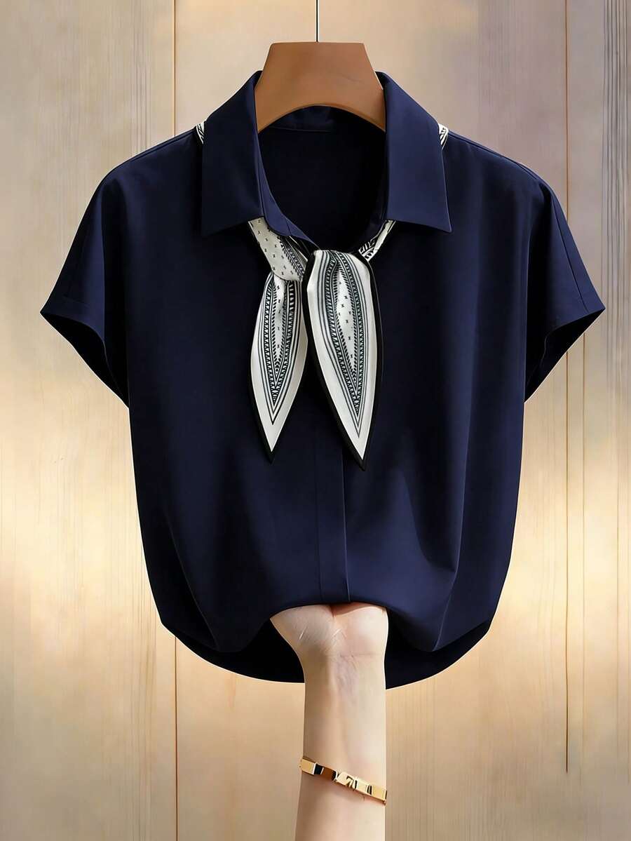 Franclia 百搭休闲蝙蝠袖V领印花围巾系带衬衫,米色,短袖,宽松版型,适合春夏办公室通勤穿着。 - 藏蓝色 - 查看 1