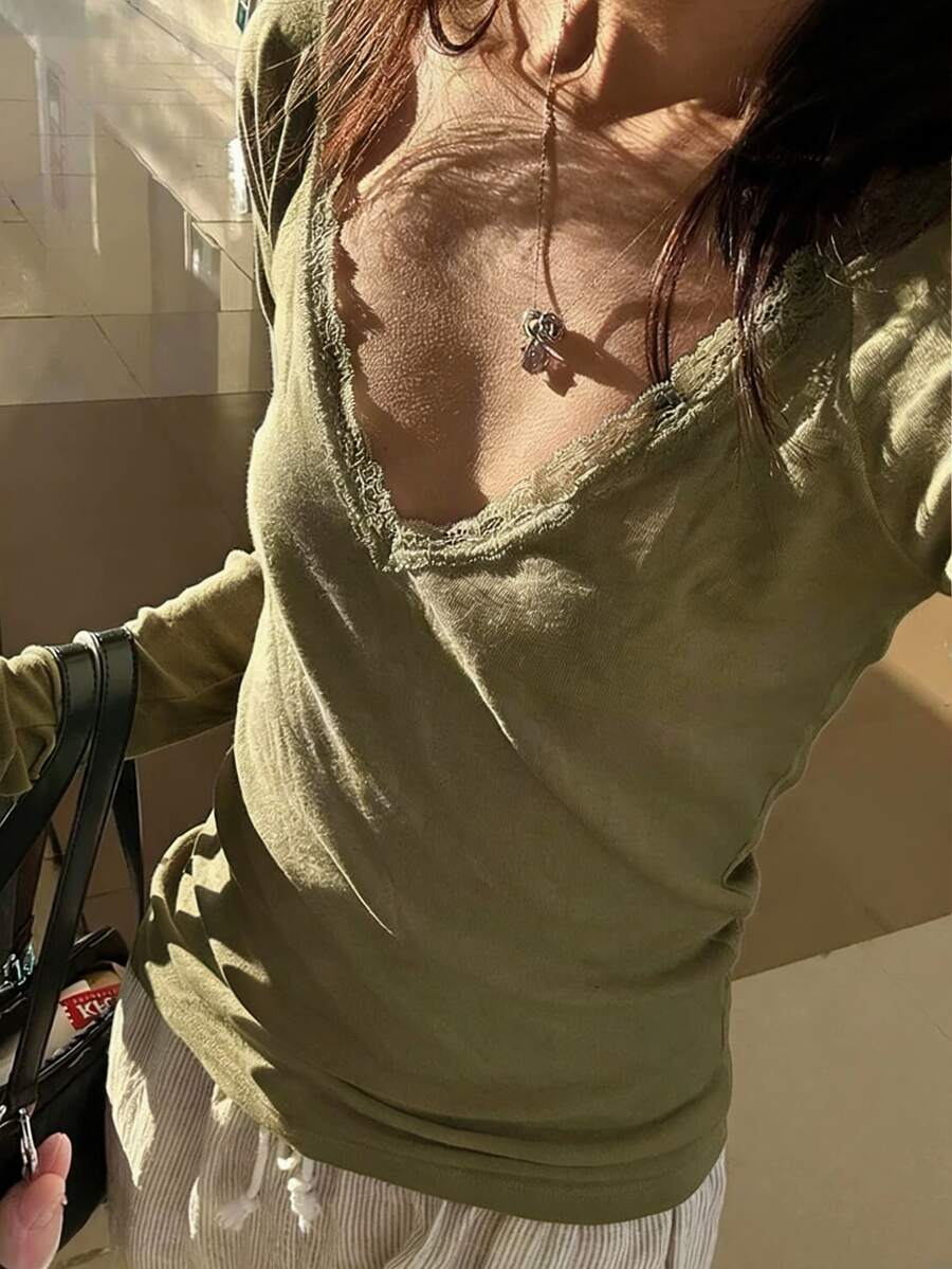 DAZY 女款春夏純色蕾絲飾邊V領修身長袖T恤，情人節婚禮穿搭 - 軍綠色 - 查看 1
