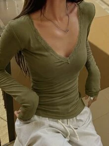DAZY 女款春夏純色蕾絲飾邊V領修身長袖T恤，情人節婚禮穿搭 - 軍綠色 - 查看 3